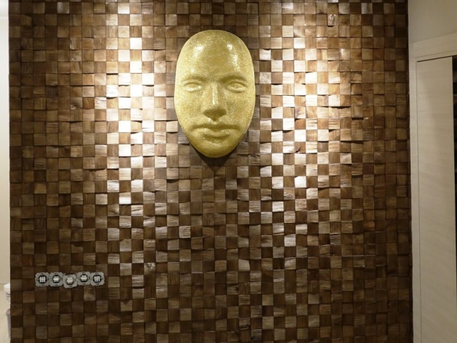 3D sienos įrengimas su įkomponuotu dekoratyviniu žmogaus veidu